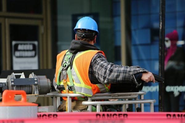 construction worker 569126 1920 600x400