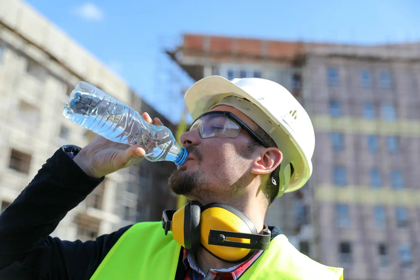 budowlaniec pijący wodę z butelki